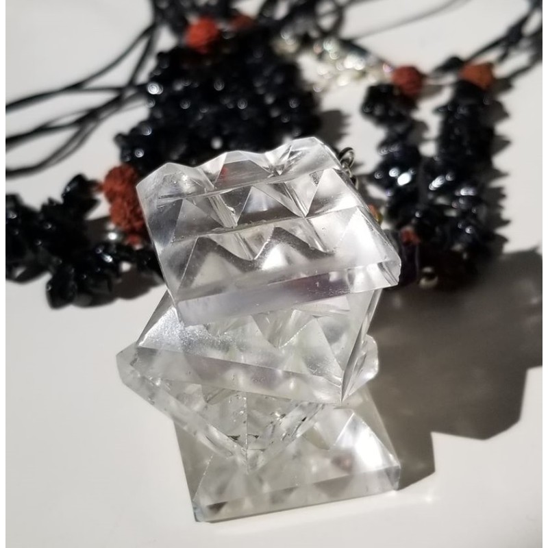 Collier de quartz neuf pyramide Collier de quartz neuf pyramide