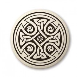 Pendentif en poterie, croix celtique