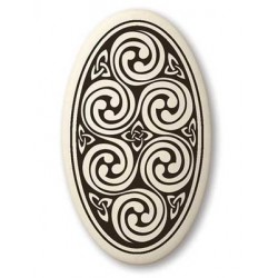 Pendentif en poterie, spirales celtiques