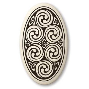Pendant de poterie, spirales celtiques Pendant de poterie, spirales celtiques