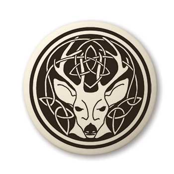 Pendant de poterie, cerf, rond Pendant de poterie, cerf, rond