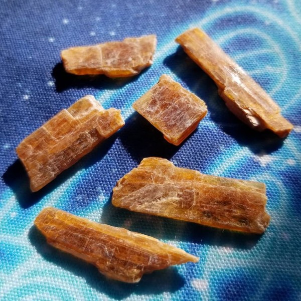 Spécimen de kyanite orange