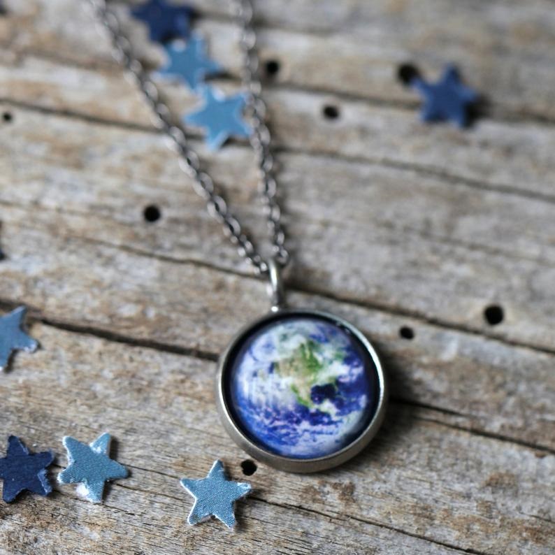 Pendentif terre & chaîne Pendentif terre & chaîne