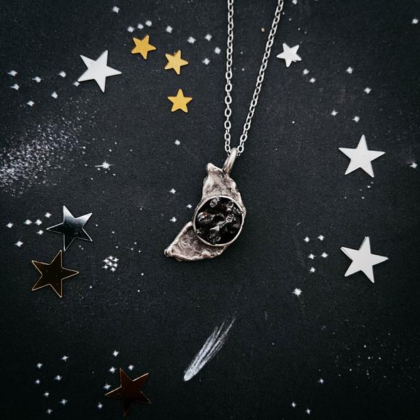 Collier Météorite Lune - Véritable Météorite Campo del Cielo Collier Météorite Lune - Véritable Météorite Campo del Cielo