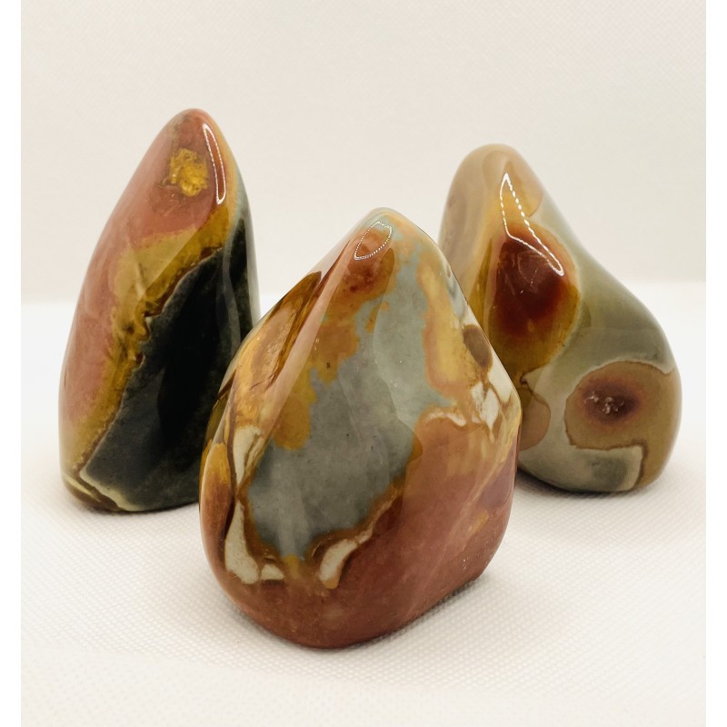 Pierre debout de jaspe polychrome Pierre debout de jaspe polychrome