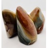Pierre debout de jaspe polychrome Pierre debout de jaspe polychrome