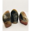 Pierre debout de jaspe polychrome Pierre debout de jaspe polychrome