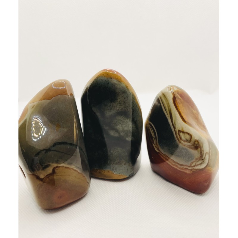 Pierre debout de jaspe polychrome Pierre debout de jaspe polychrome