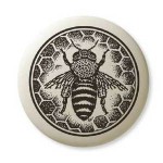 Pendentif totem en poterie: abeille mellifère