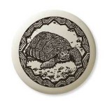 Pendentif totem en poterie: tortue du désert