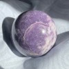 Lepidolite Sphère B ~ Pour la paix, le chagrin, l’amour de soi Lepidolite Sphère B ~ Pour la paix, le chagrin, l’amour de soi