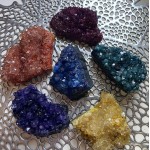 Grappes de cristaux colorés