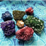Grappes de cristaux colorés