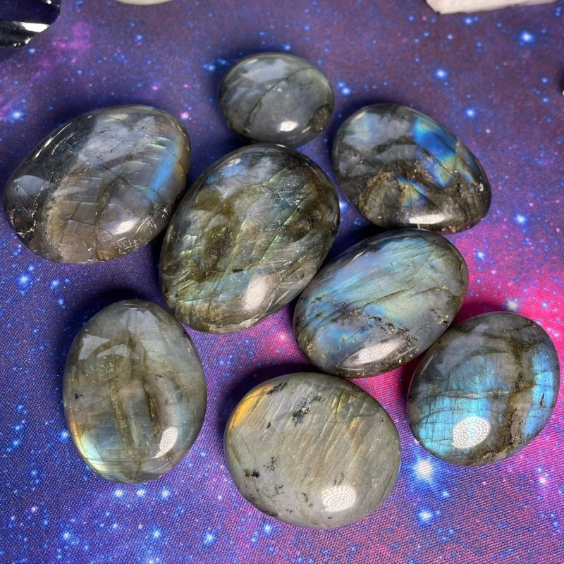 Labradorite Arrondie Palm Stone ~ Pour l’intuition psychique Labradorite Arrondie Palm Stone ~ Pour l’intuition psychique