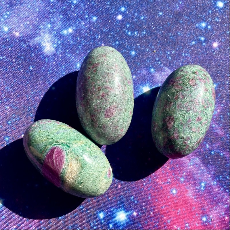 Shiva Lingam, Fucsite rubis Shiva Lingam, Fucsite rubis
