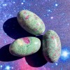 Shiva Lingam, Fucsite rubis Shiva Lingam, Fucsite rubis