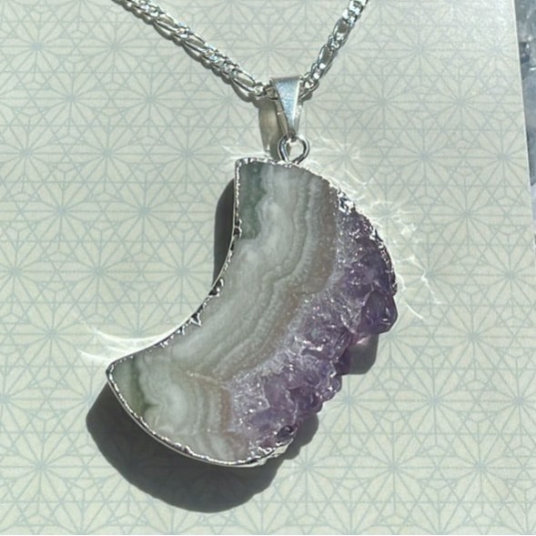 Collier en cristal de lune améthyste et agate Collier en cristal de lune améthyste et agate