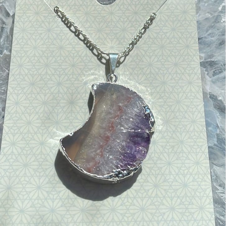 Collier en cristal de lune améthyste et agate Collier en cristal de lune améthyste et agate