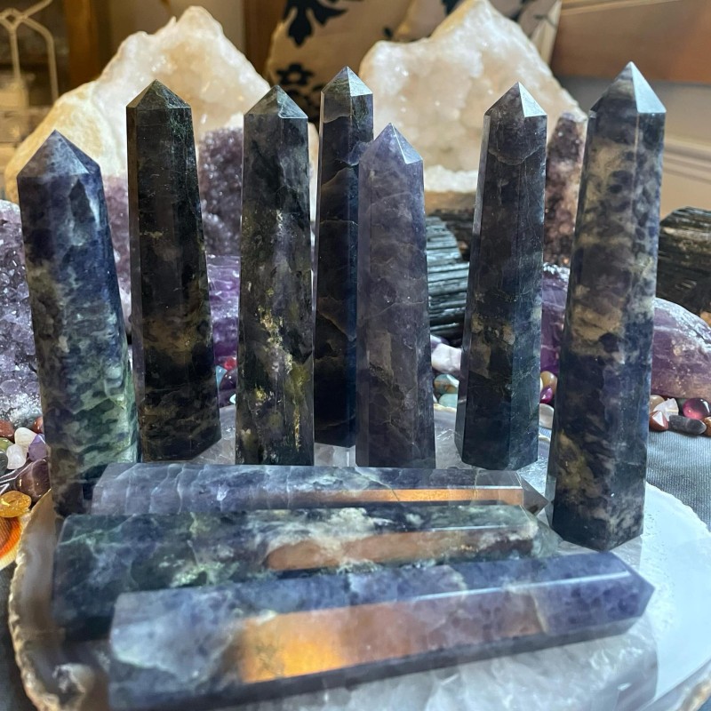 Iolite Point de cristal sur pied Iolite Point de cristal sur pied