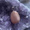 Pendentif roulé, pierre de lune rose Pendentif roulé, pierre de lune rose