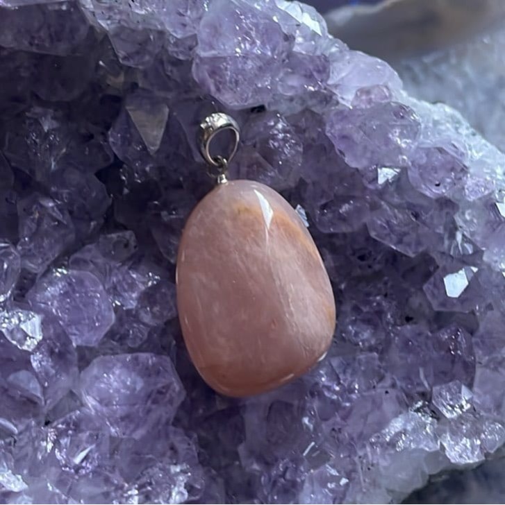 Pendentif roulé, pierre de lune rose Pendentif roulé, pierre de lune rose