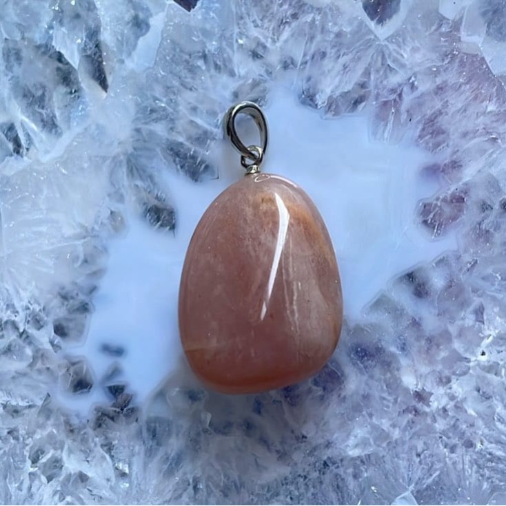 Pendentif roulé, pierre de lune rose Pendentif roulé, pierre de lune rose