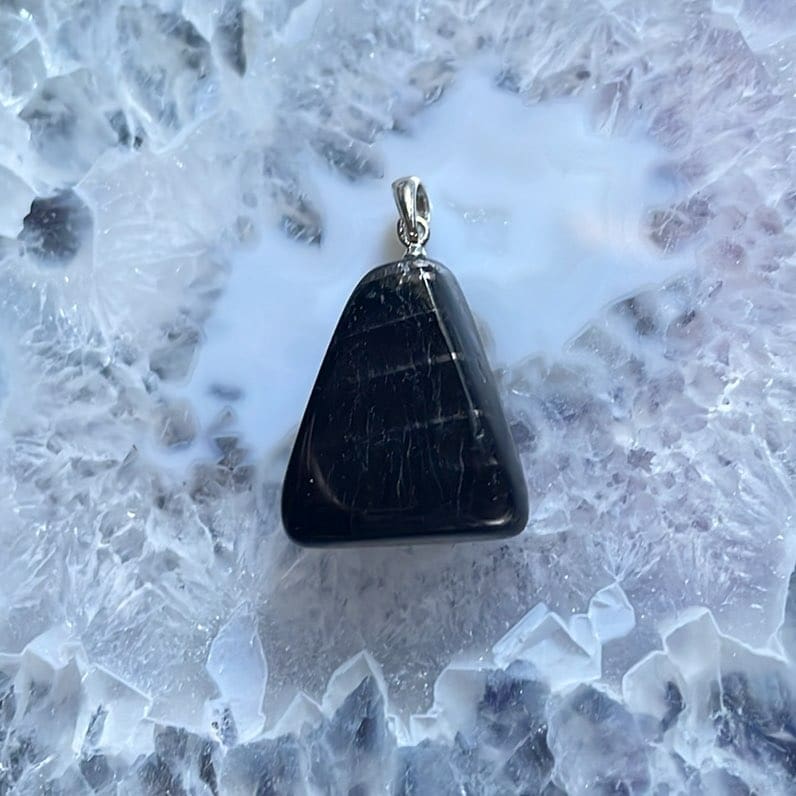 Pendentif roulé, Obsidienne argentée brillante Pendentif roulé, Obsidienne argentée brillante