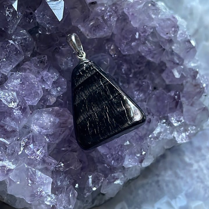 Pendentif roulé, Obsidienne argentée brillante Pendentif roulé, Obsidienne argentée brillante