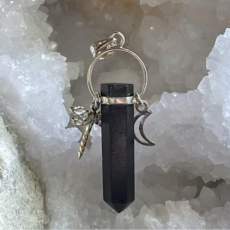 Pendentif libellule lune : Tourmaline noire Pendentif libellule lune : Tourmaline noire