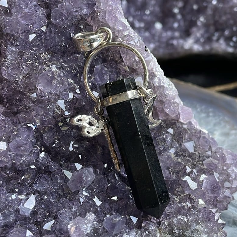 Pendentif libellule lune : Tourmaline noire Pendentif libellule lune : Tourmaline noire