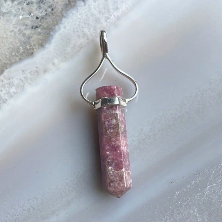 Pendentif en pointe de lépidolite, Sterling Pendentif en pointe de lépidolite, Sterling