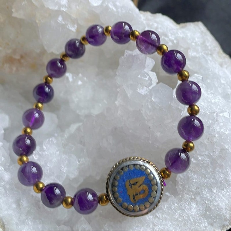 Om népalais avec bracelet en améthyste Om népalais avec bracelet en améthyste