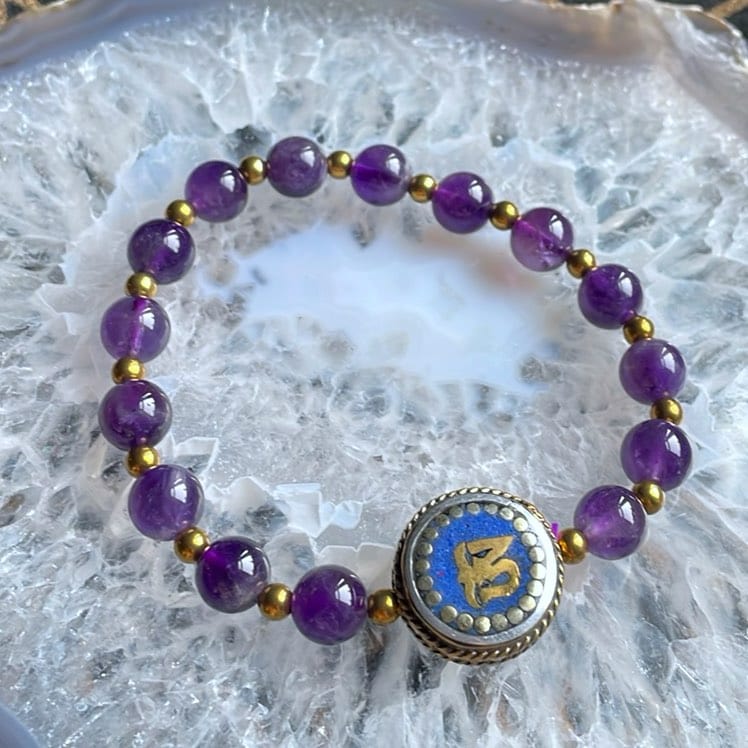 Om népalais avec bracelet en améthyste Om népalais avec bracelet en améthyste