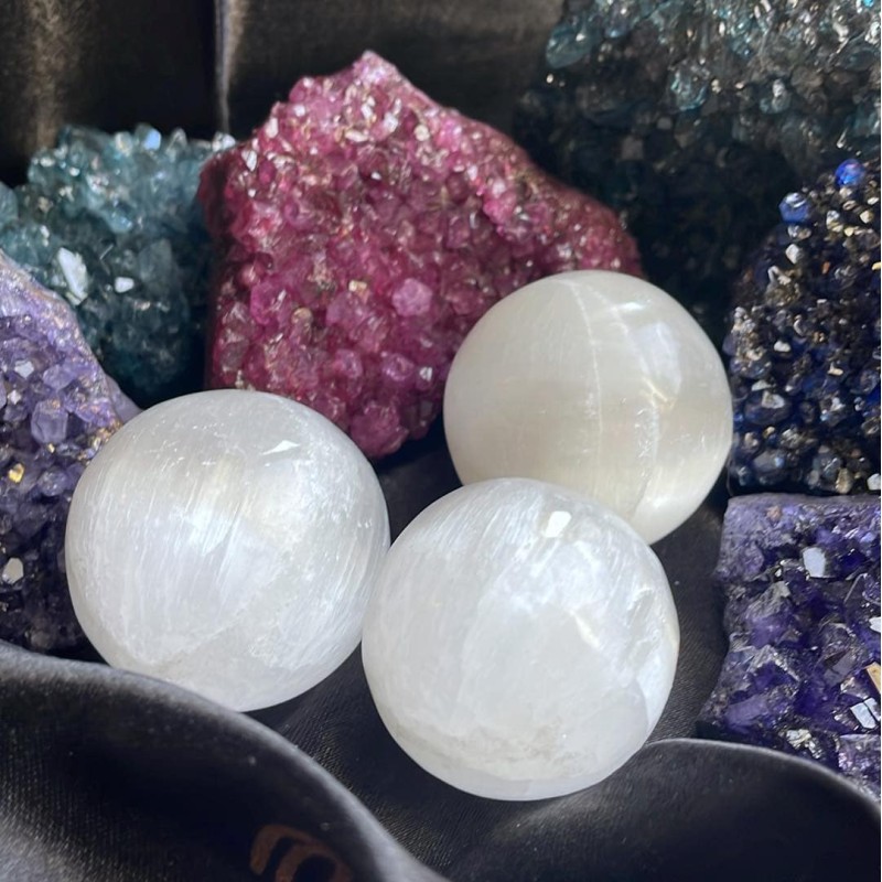 Sphère de sélénite, petite (spath satiné) Sphère de sélénite, petite (spath satiné)