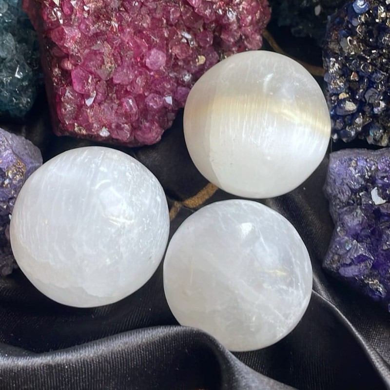 Sphère de sélénite, petite (spath satiné) Sphère de sélénite, petite (spath satiné)