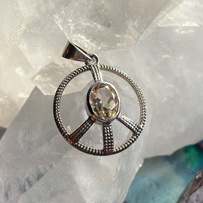 Pendentif signe de paix, citrine facettée