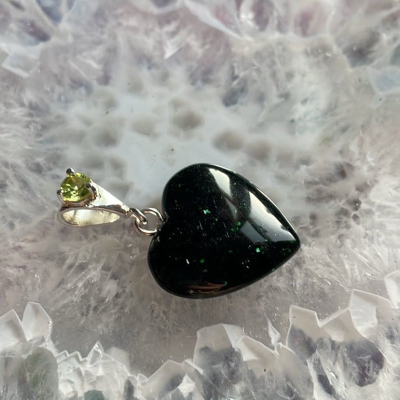 Pendentif cœur en péridot Goldstone vert, Sterling Pendentif cœur en péridot Goldstone vert, Sterling