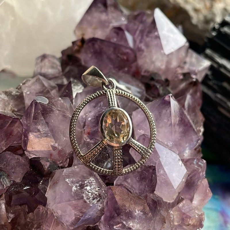 Pendentif signe de paix, citrine facettée Pendentif signe de paix, citrine facettée