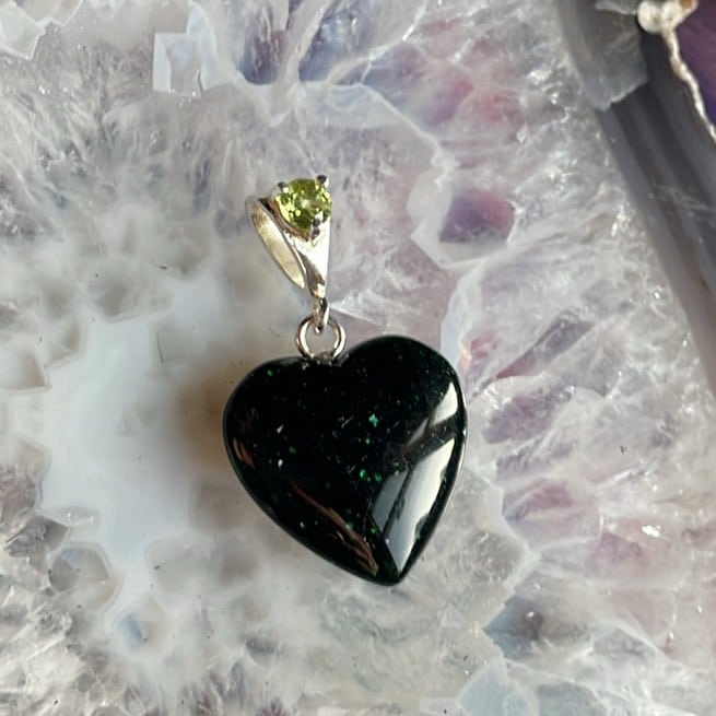 Pendentif cœur en péridot Goldstone vert, Sterling Pendentif cœur en péridot Goldstone vert, Sterling