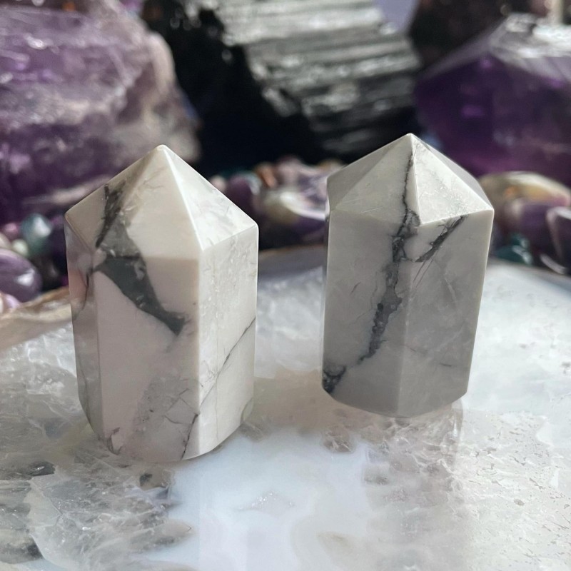 Point de cristal sur pied - Howlite Point de cristal sur pied - Howlite