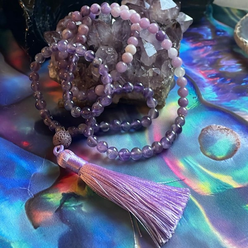 Perles de prière (mala) : Améthyste et Lépidolite Perles de prière (mala) : Améthyste et Lépidolite