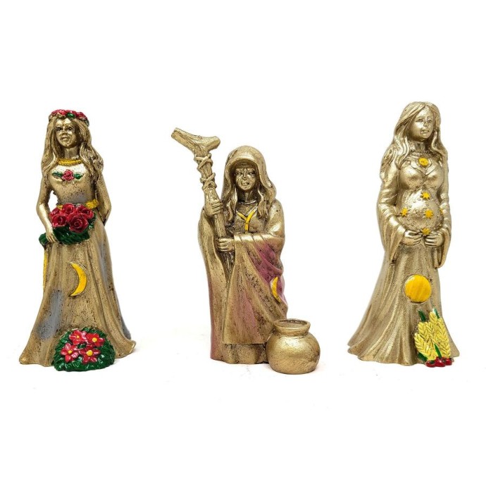 Ensemble de statues mère, jeune fille et vieille femme Ensemble de statues mère, jeune fille et vieille femme