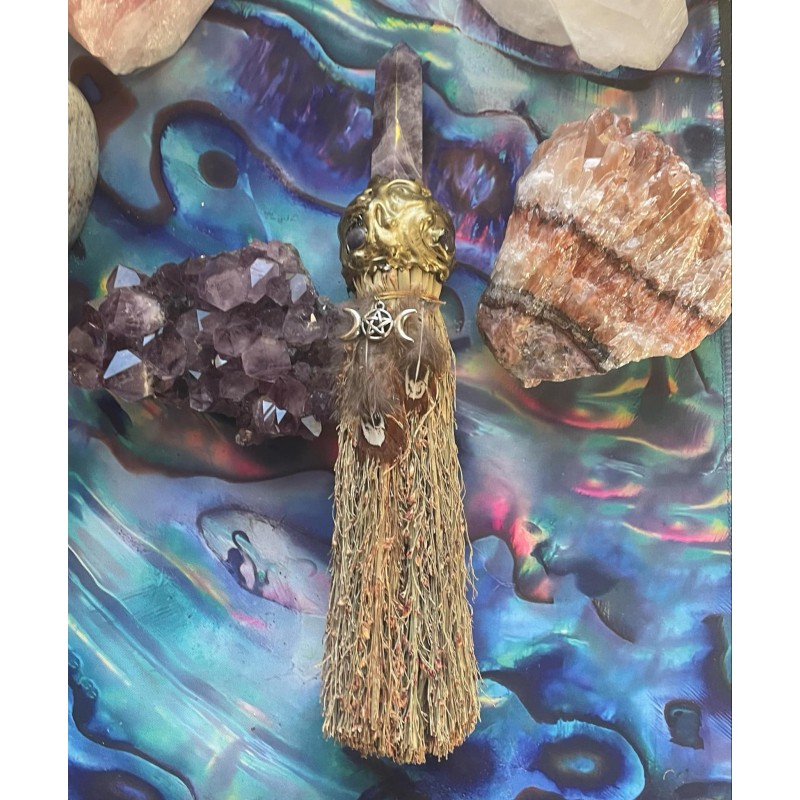 Besom d’autel : Cristal d’améthyste et triple lune Besom d’autel : Cristal d’améthyste et triple lune