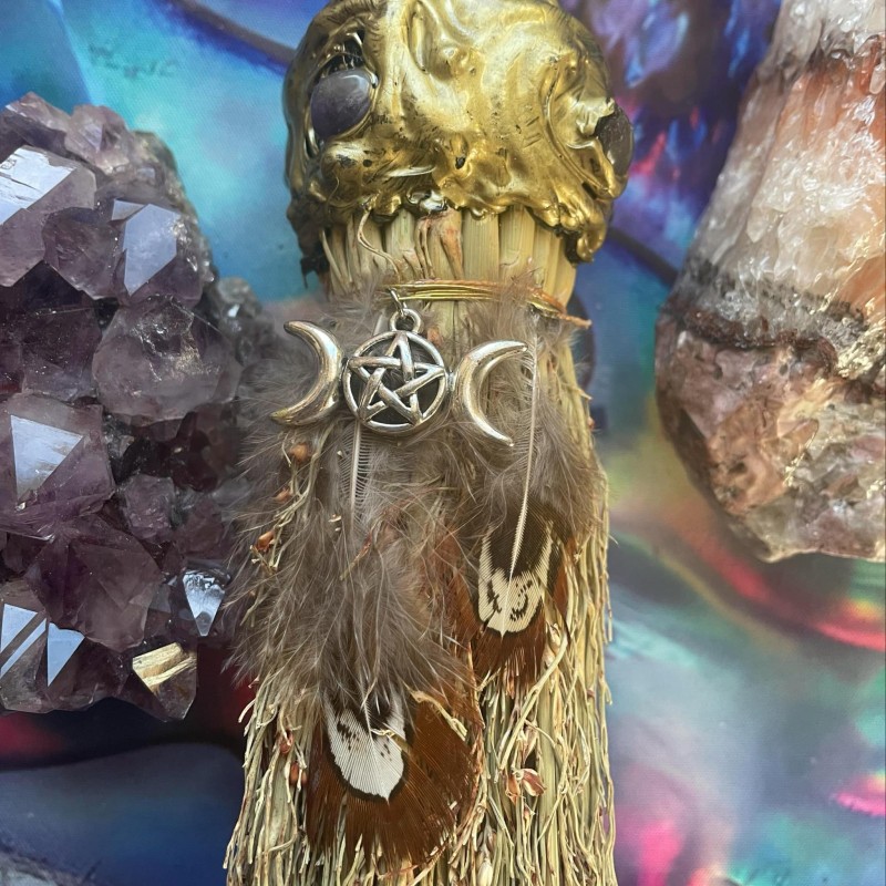 Besom d’autel : Cristal d’améthyste et triple lune Besom d’autel : Cristal d’améthyste et triple lune