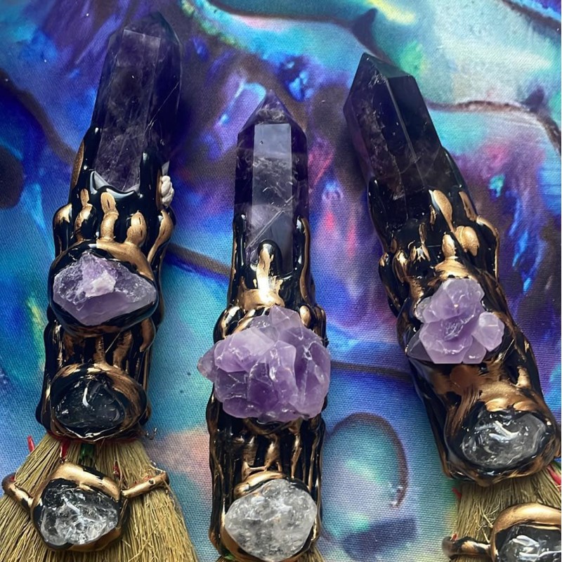 Balai Besom : cristaux d’améthyste Balai Besom : cristaux d’améthyste