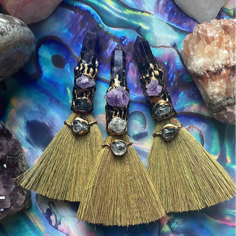 Balai Besom : cristaux d’améthyste Balai Besom : cristaux d’améthyste