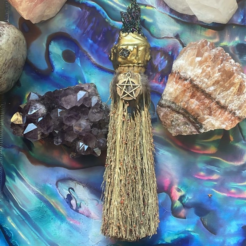Besom d’autel : Cristal de moissanite et pentagramme Besom d’autel : Cristal de moissanite et pentagramme