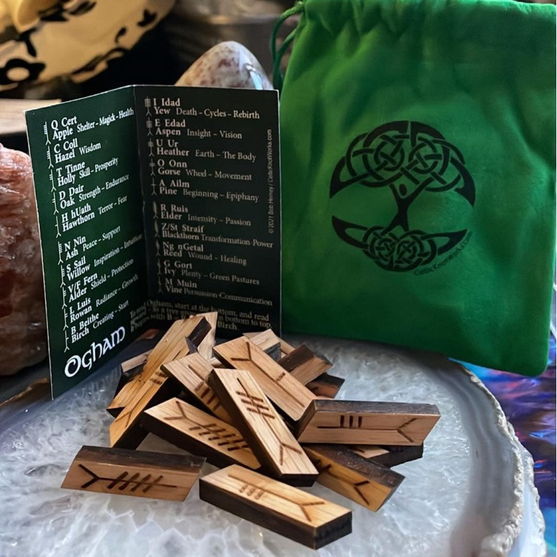 Ensemble de runes Ogham en chêne celtique Ensemble de runes Ogham en chêne celtique