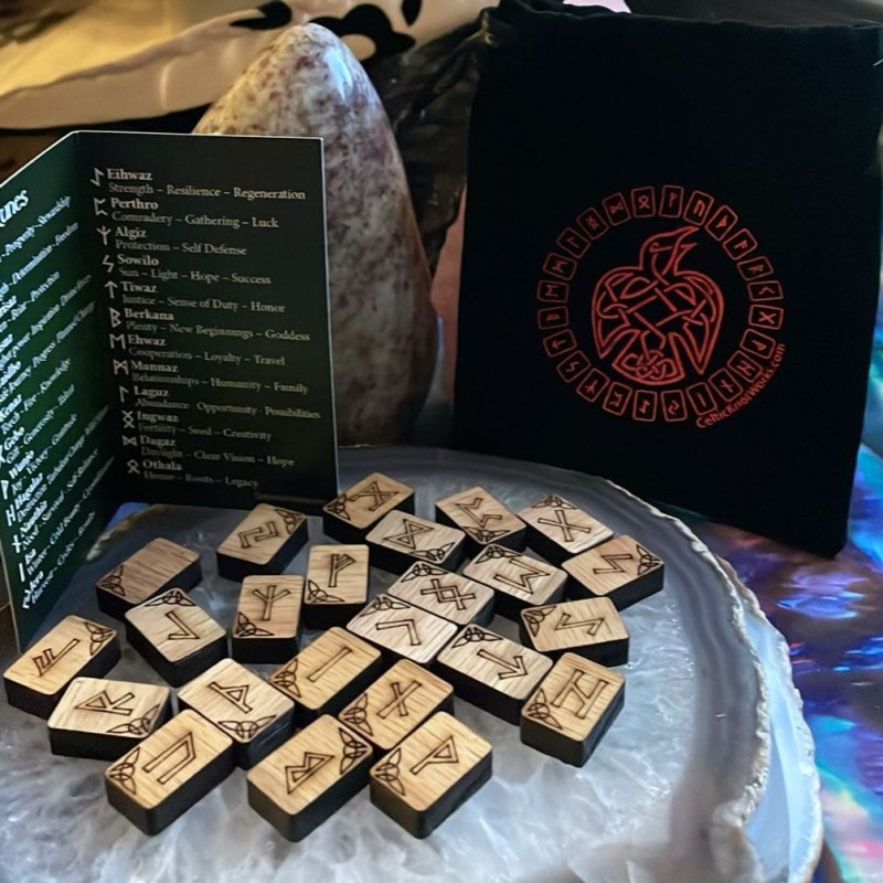 Ensemble de runes de chêne celtique Ensemble de runes de chêne celtique