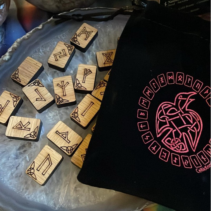 Ensemble de runes de chêne celtique Ensemble de runes de chêne celtique